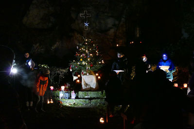 Waldandacht in der Fatima-Grotte